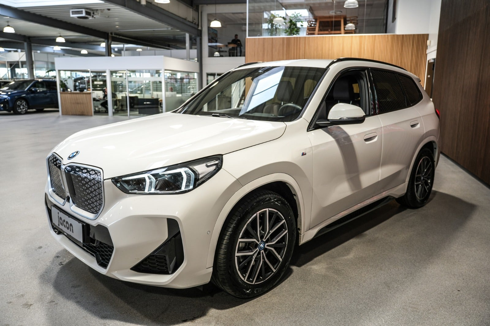 Hvid BMW iX1 fra 2025
