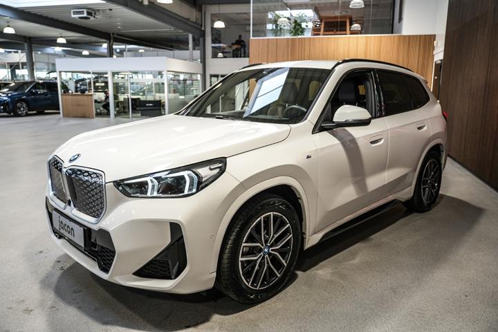 Hvid BMW iX1 fra 2025