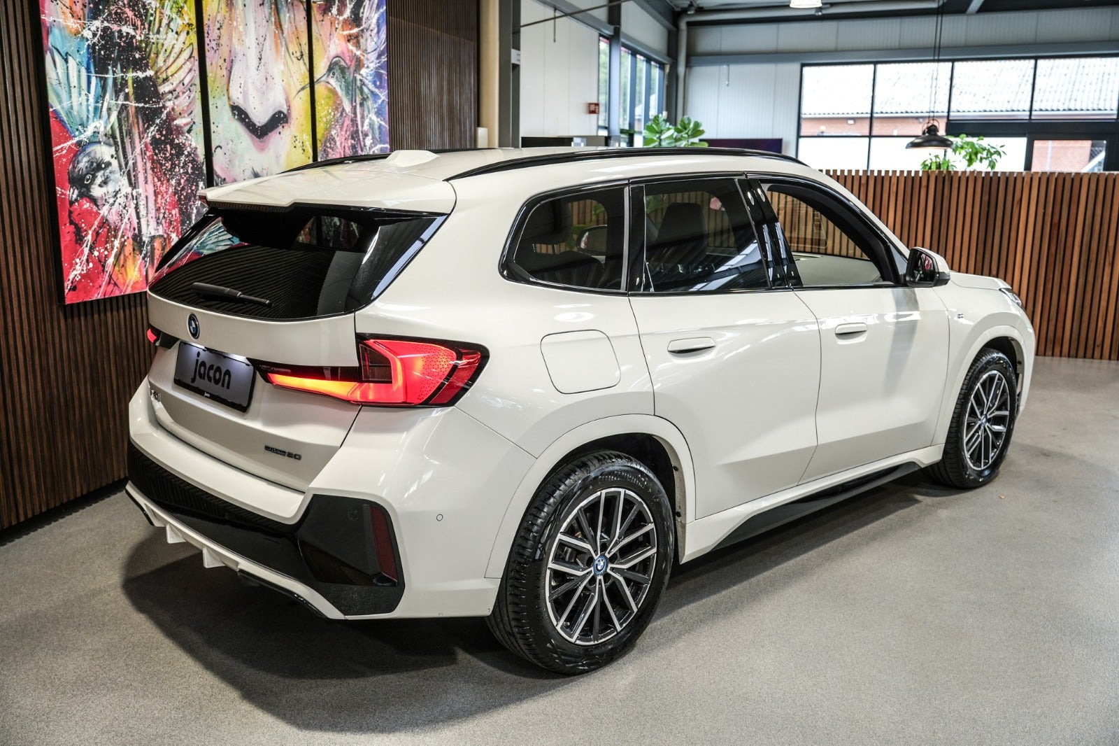 Hvid BMW iX1 fra 2025