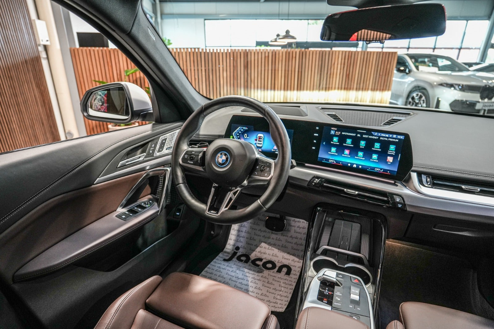 Hvid BMW iX1 fra 2025