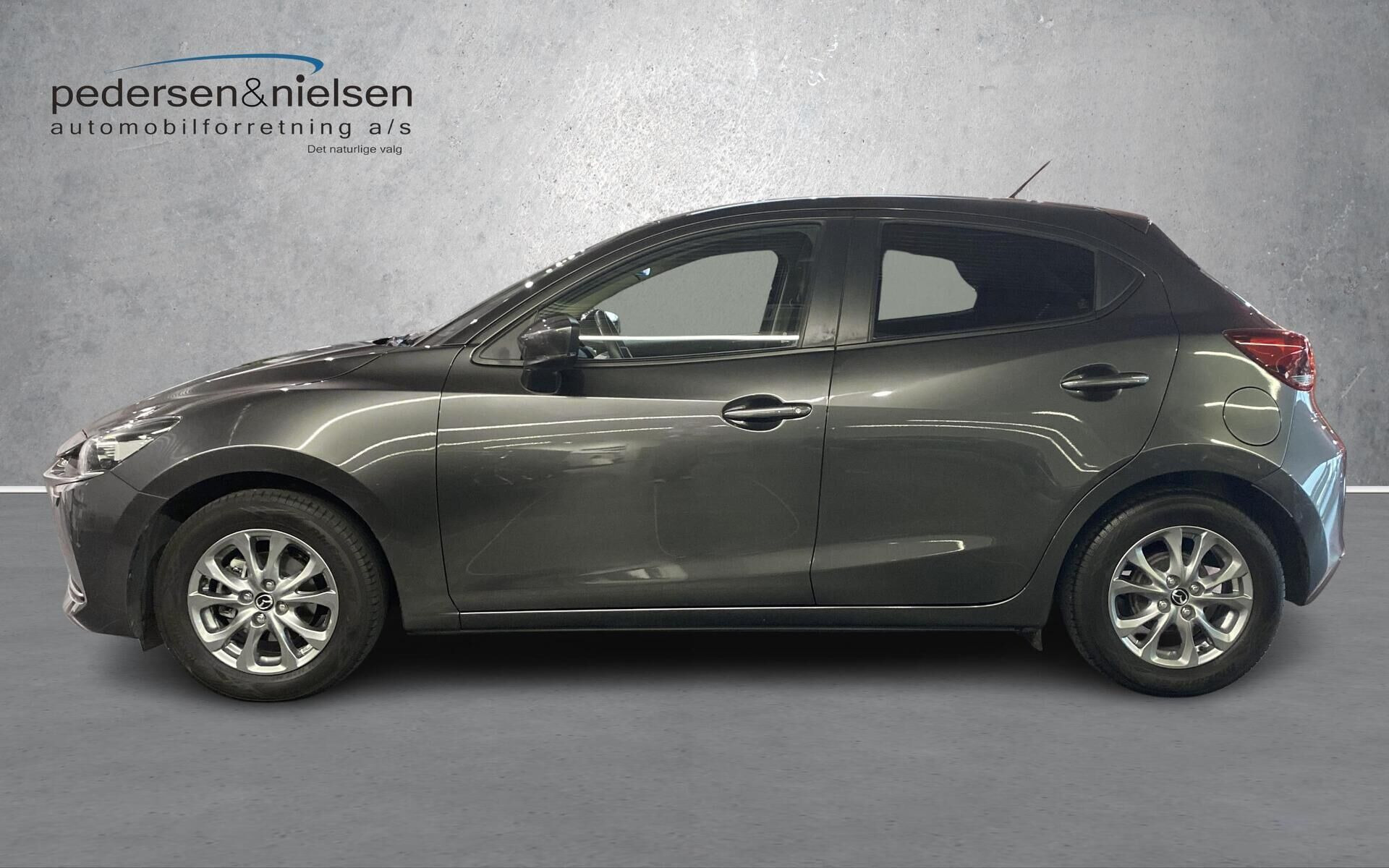 Grå Mazda 2 fra 2023