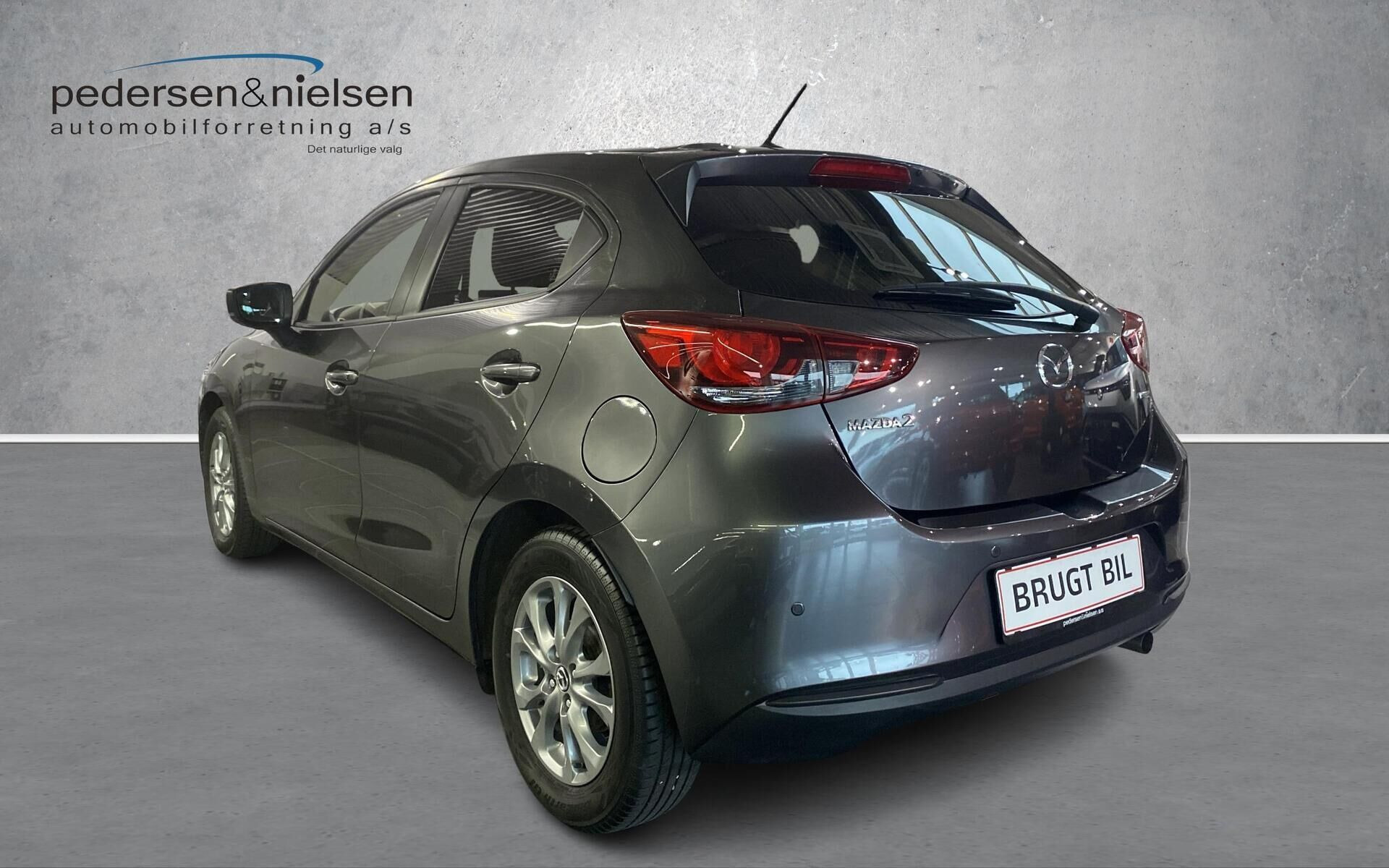 Grå Mazda 2 fra 2023