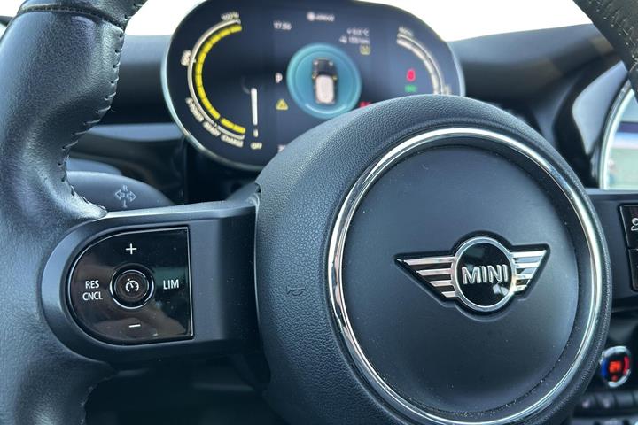Hvid Mini Cooper fra 2022