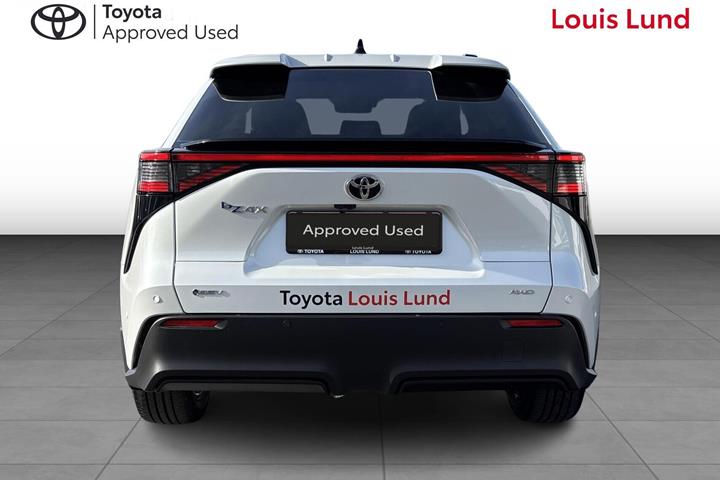 Hvid Toyota BZ4X fra 2026
