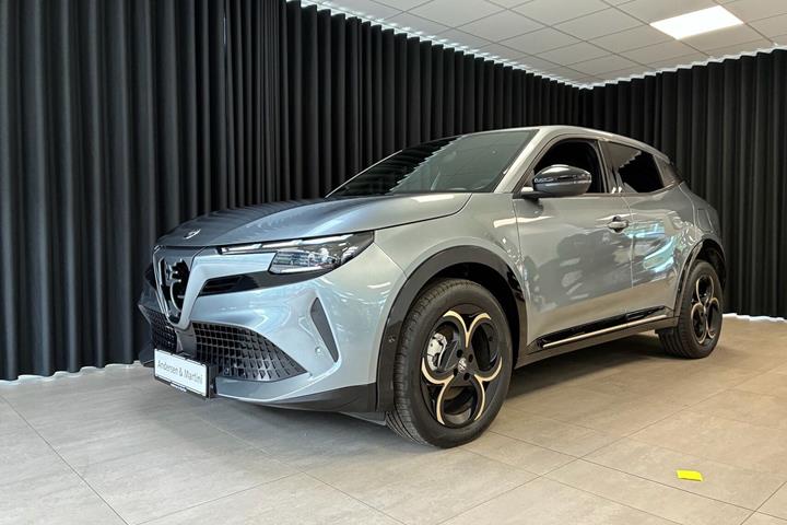 Grå Alfa Romeo Junior fra 2025 set udefra