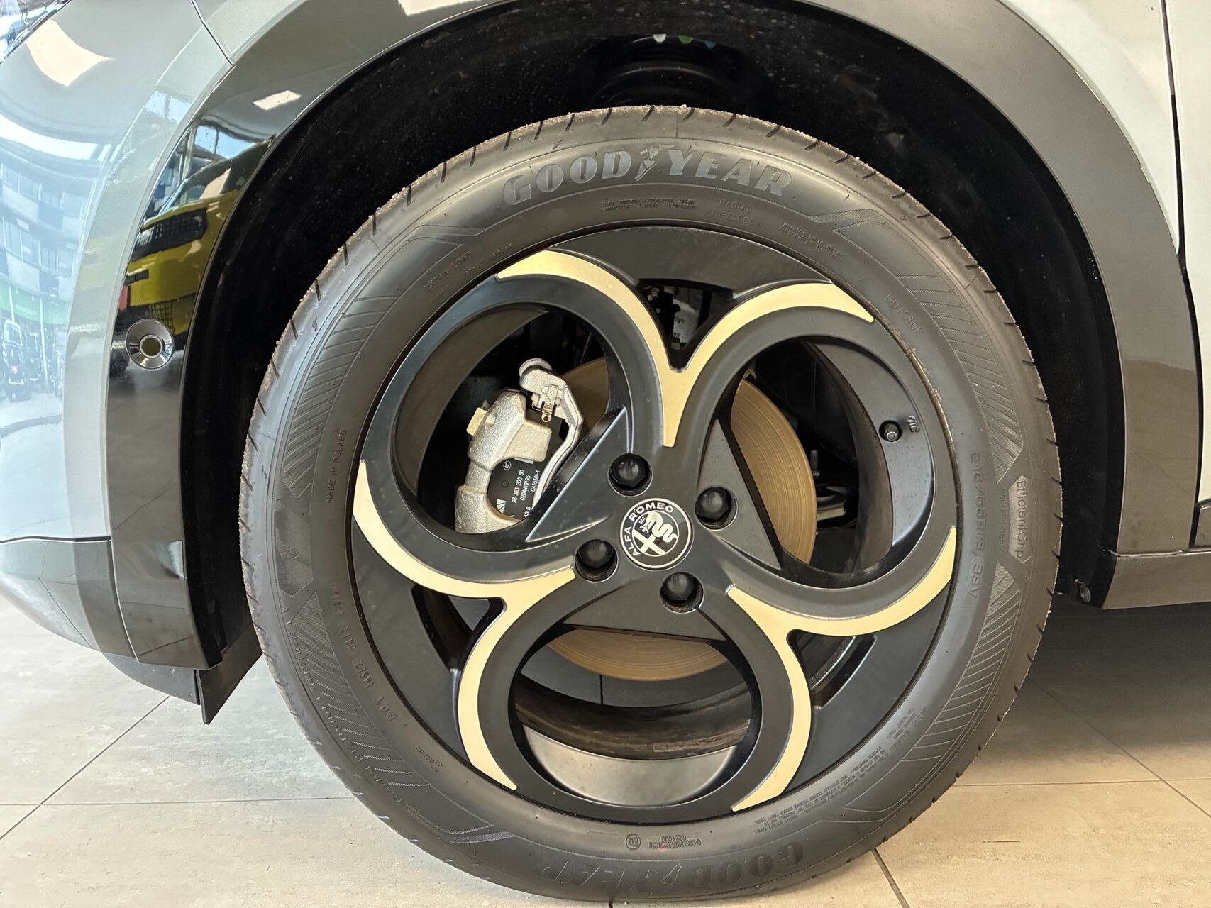 Grå Alfa Romeo Junior fra 2025
