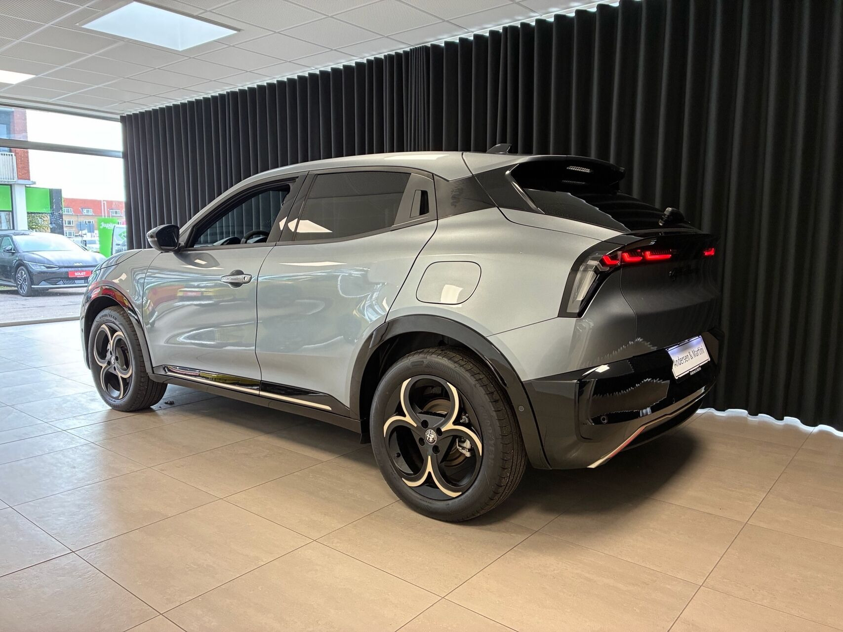 Grå Alfa Romeo Junior fra 2025