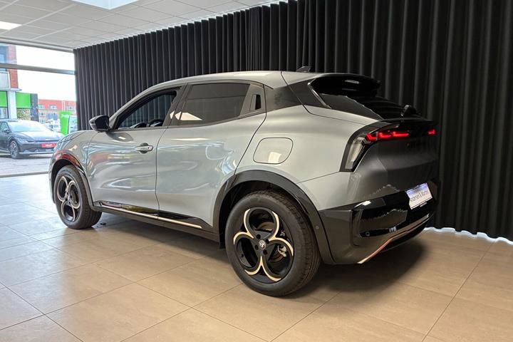 Grå Alfa Romeo Junior fra 2025
