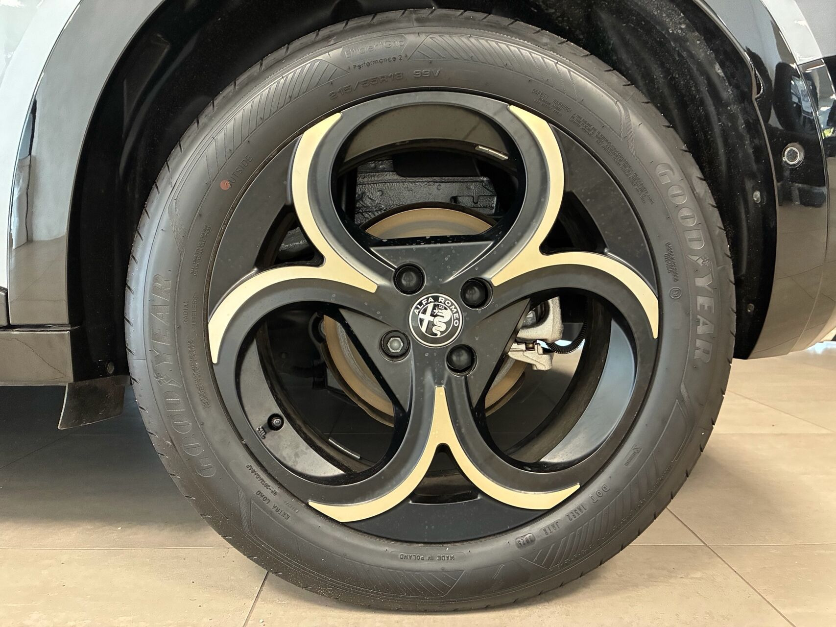 Grå Alfa Romeo Junior fra 2025