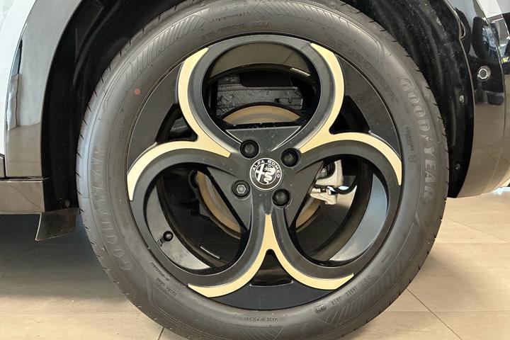 Grå Alfa Romeo Junior fra 2025