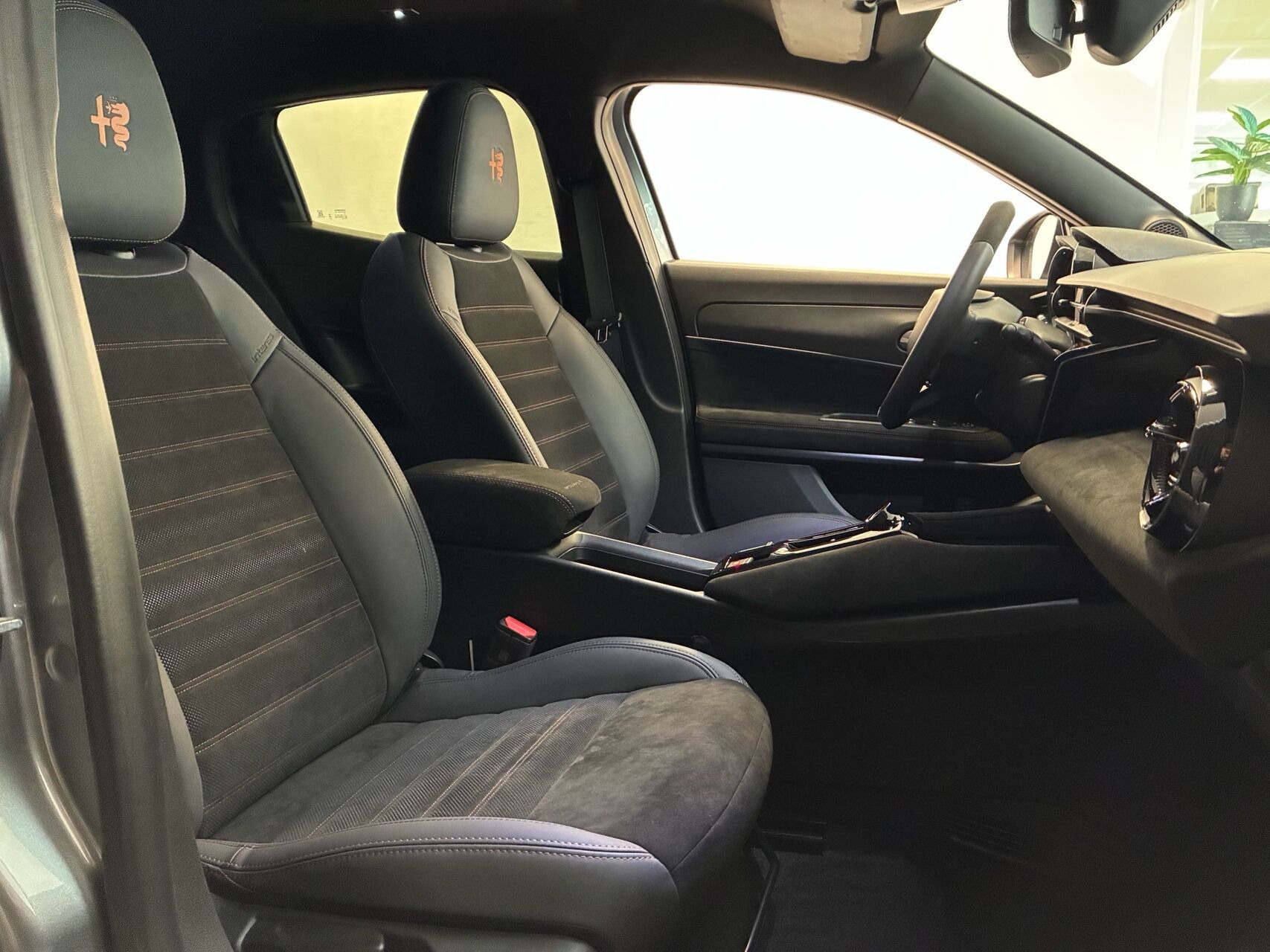 Grå Alfa Romeo Junior fra 2025