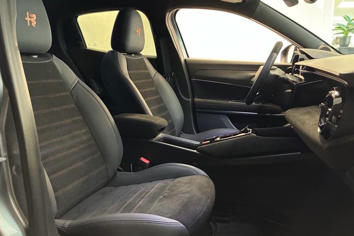 Grå Alfa Romeo Junior fra 2025