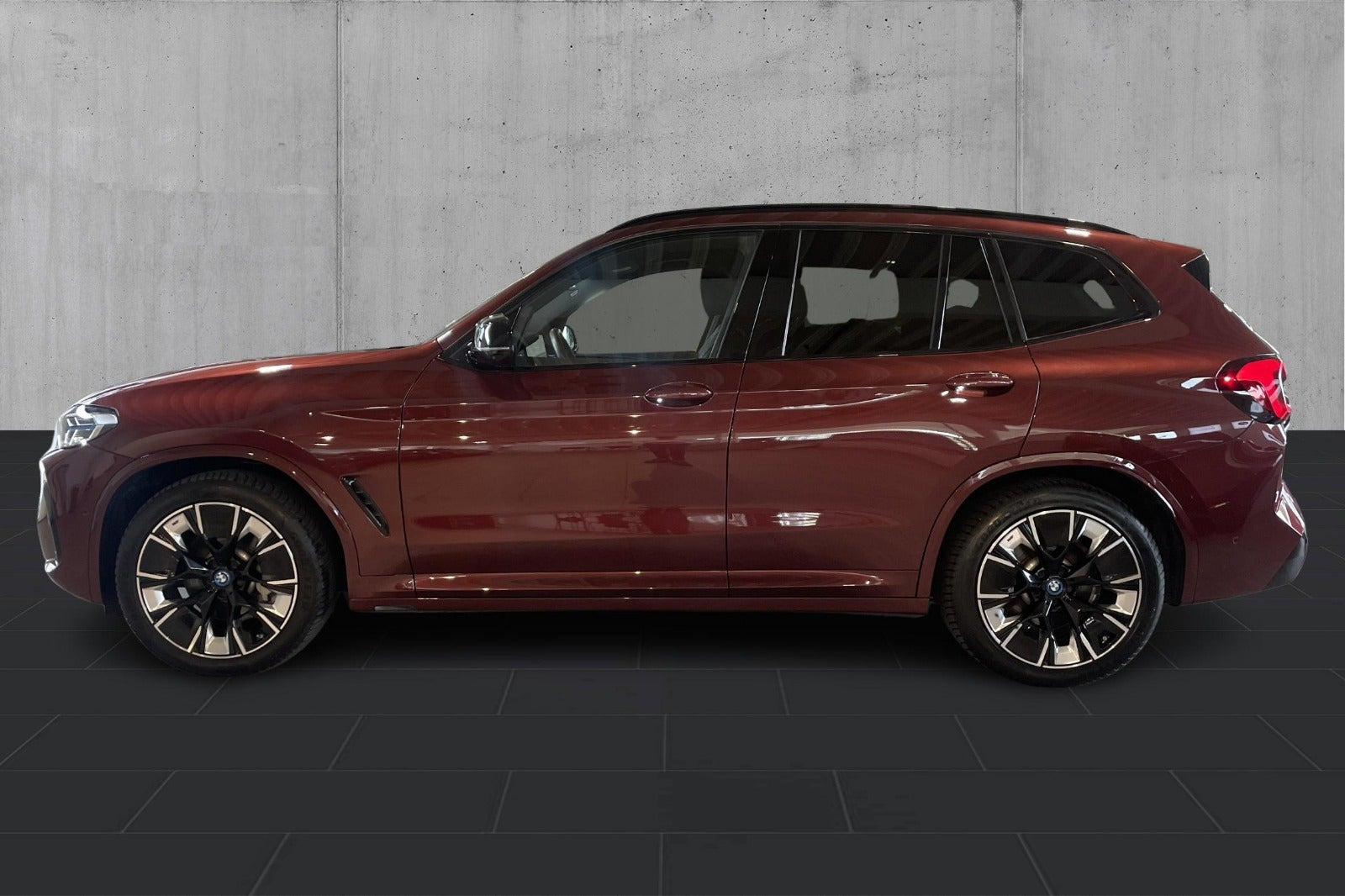Grå BMW iX3 fra 2023
