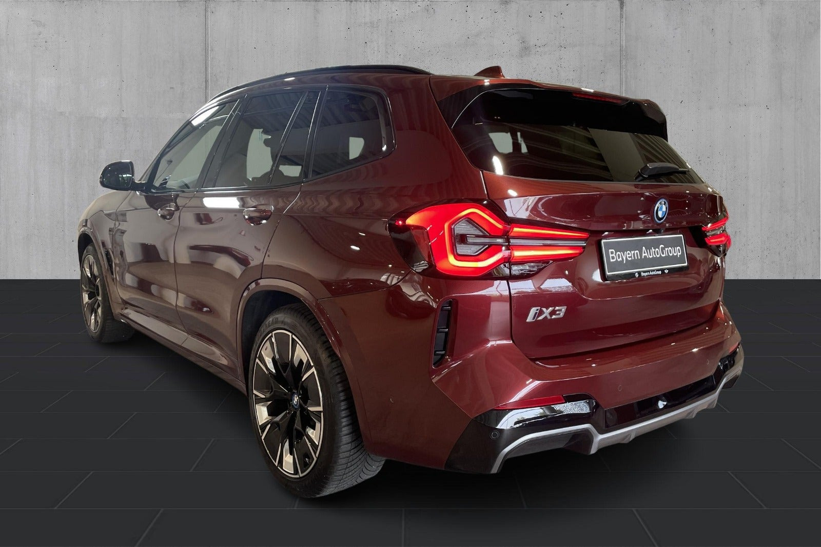 Grå BMW iX3 fra 2023
