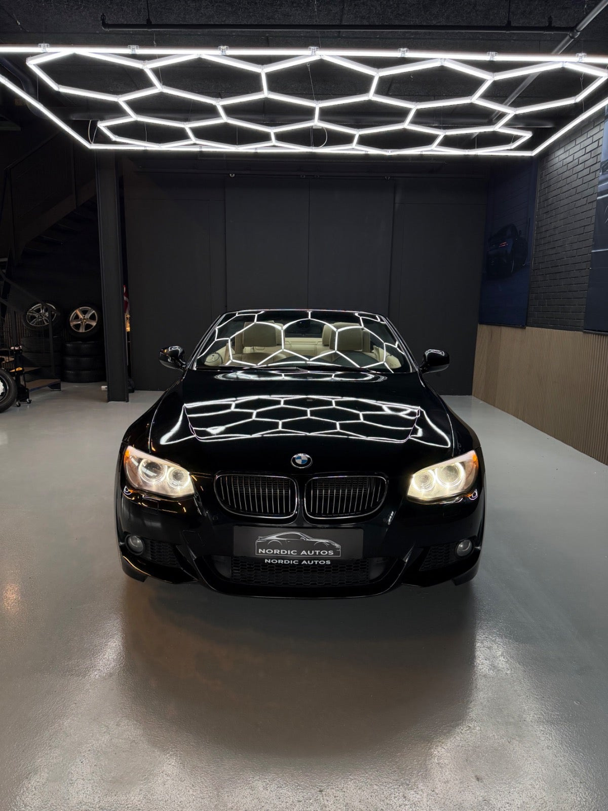 Sort BMW 325i fra 2012