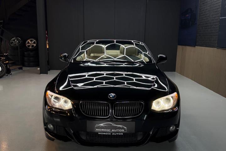 Sort BMW 325i fra 2012