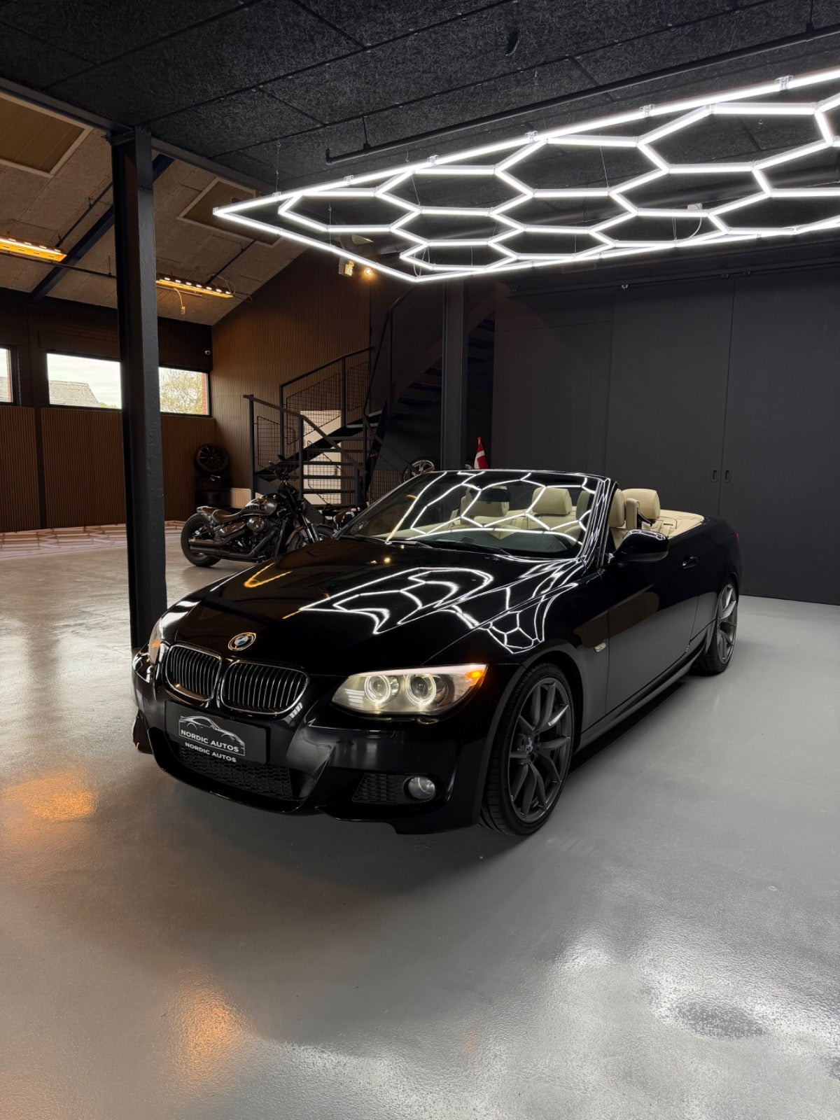 Sort BMW 325i fra 2012