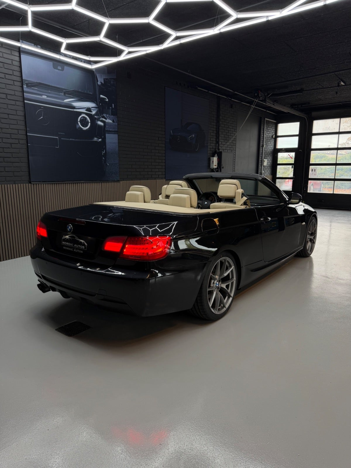 Sort BMW 325i fra 2012
