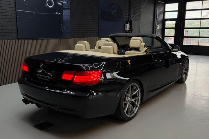 Sort BMW 325i fra 2012