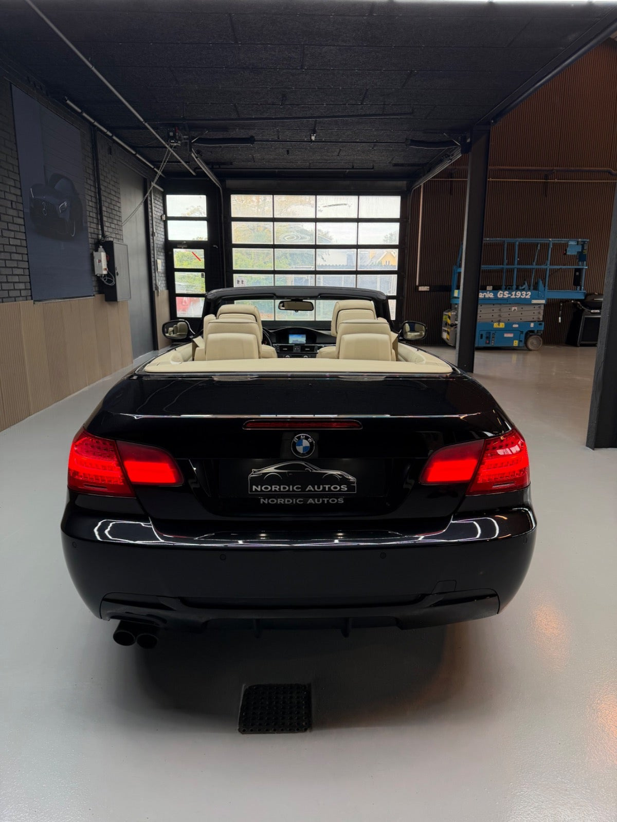 Sort BMW 325i fra 2012
