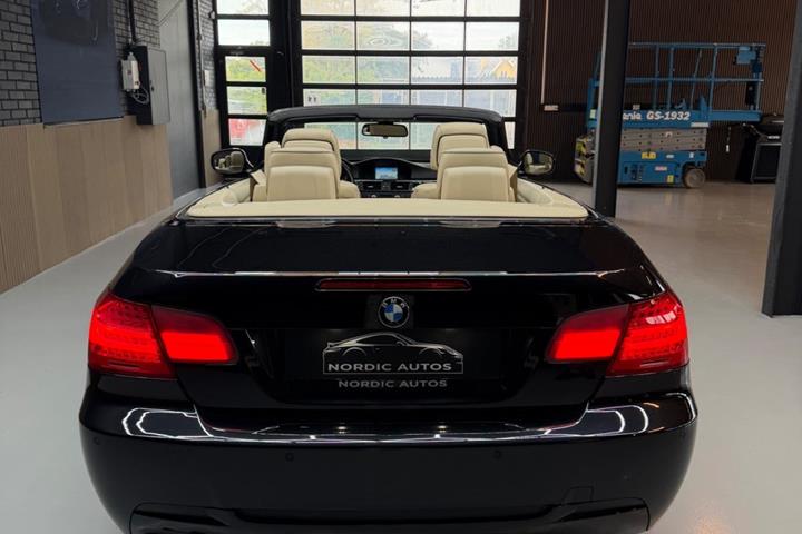 Sort BMW 325i fra 2012