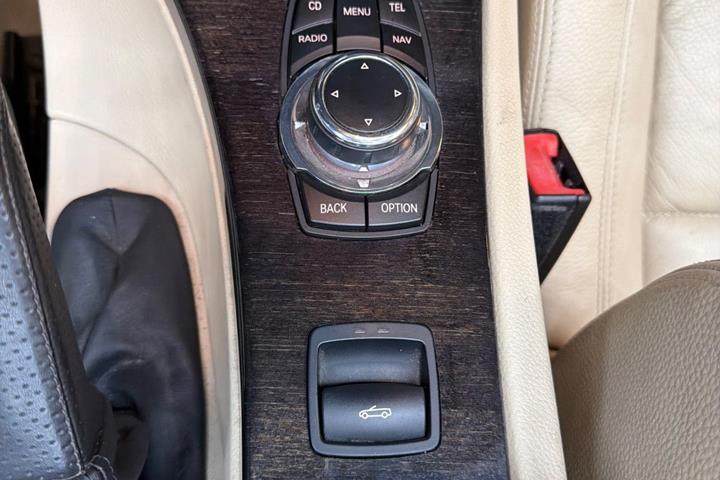 Sort BMW 325i fra 2012