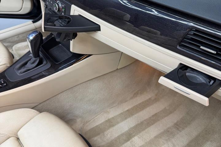 Sort BMW 325i fra 2012