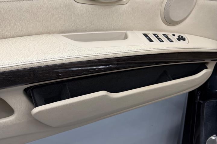 Sort BMW 325i fra 2012