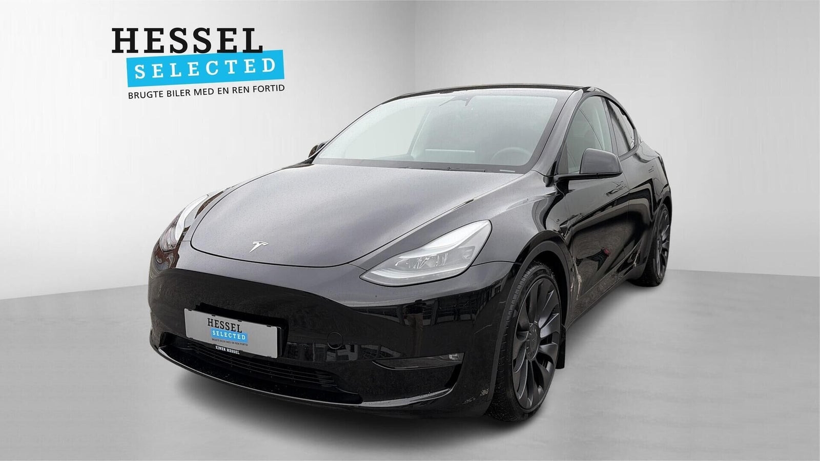 Sort Tesla Model Y fra 2023 set udefra