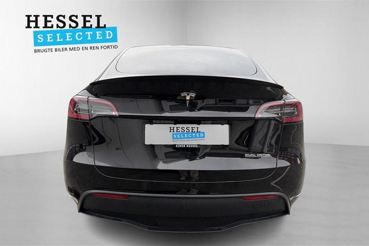 Sort Tesla Model Y fra 2023