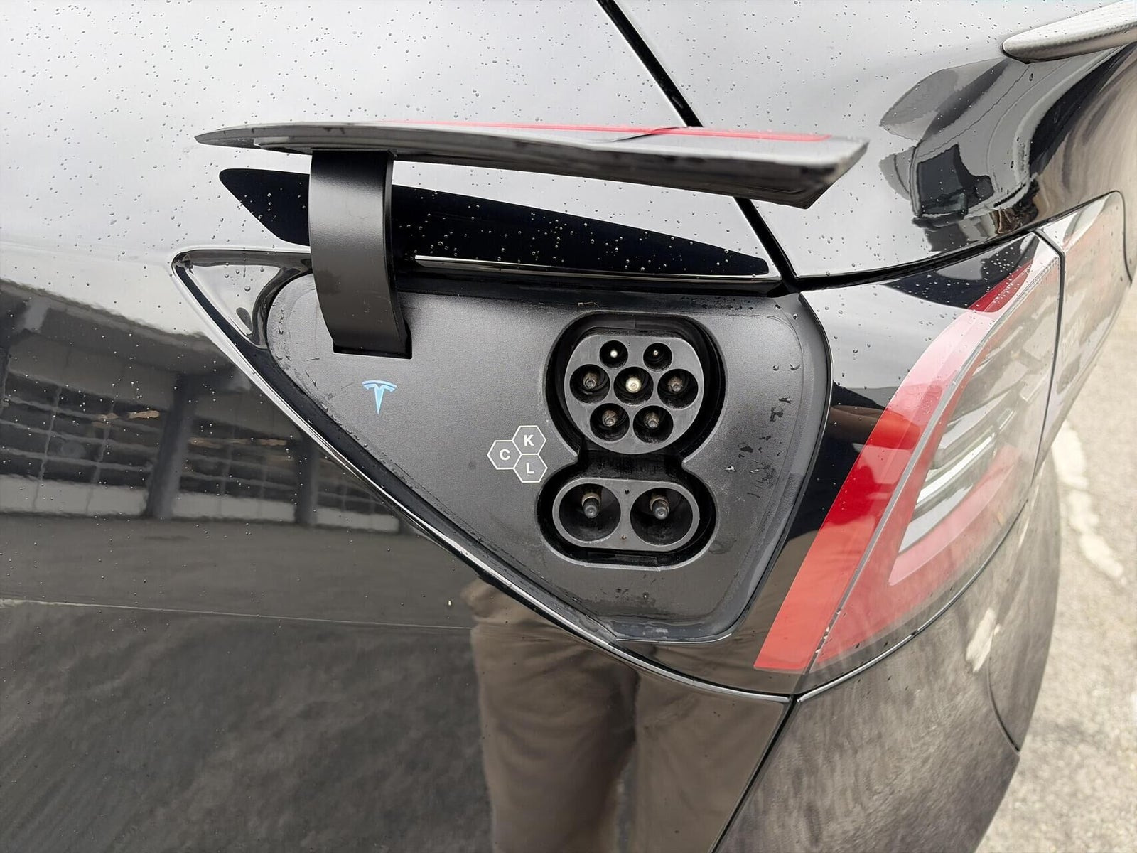 Sort Tesla Model Y fra 2023