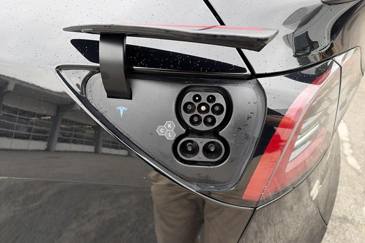 Sort Tesla Model Y fra 2023