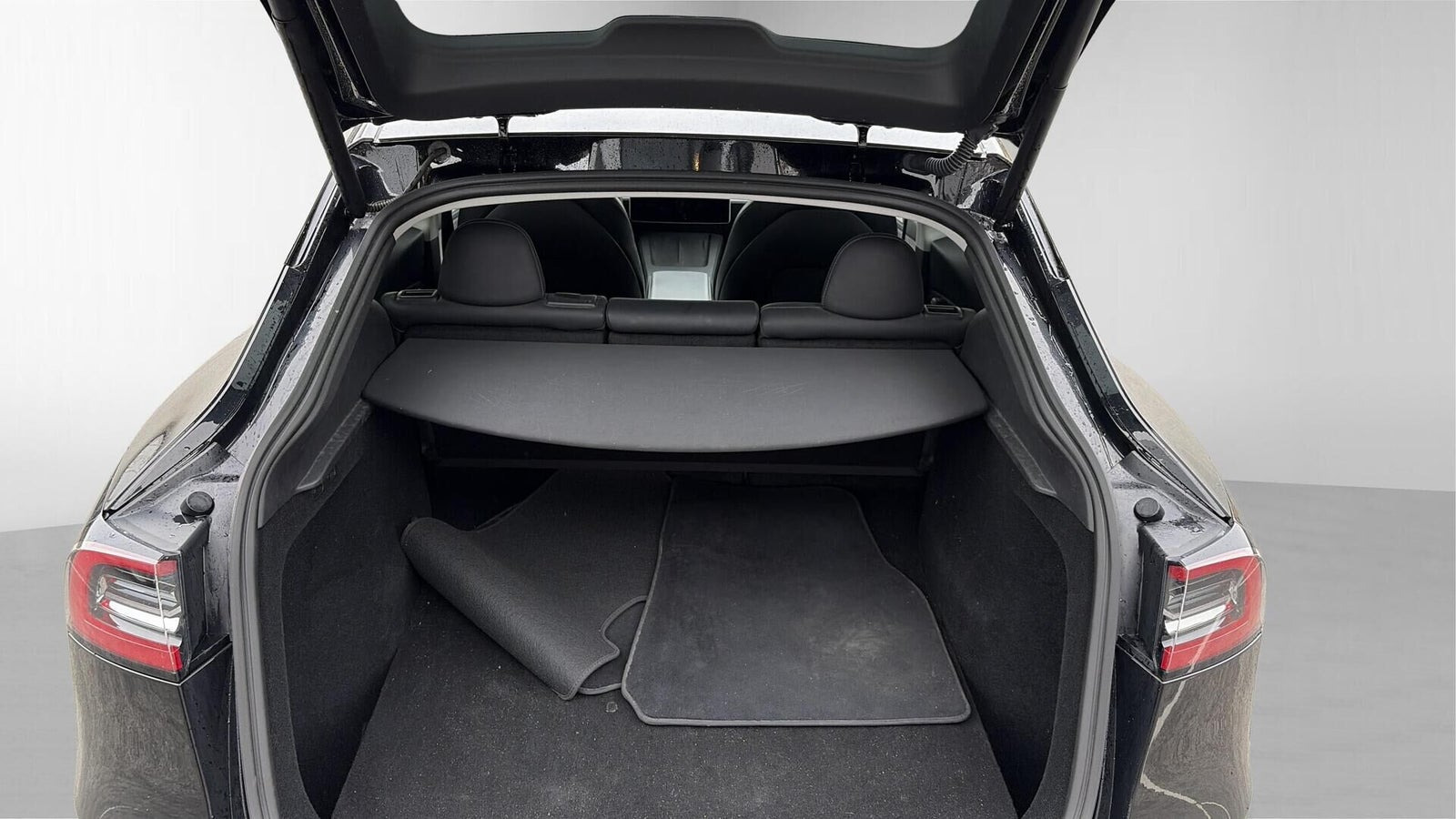 Sort Tesla Model Y fra 2023