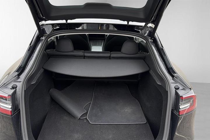 Sort Tesla Model Y fra 2023