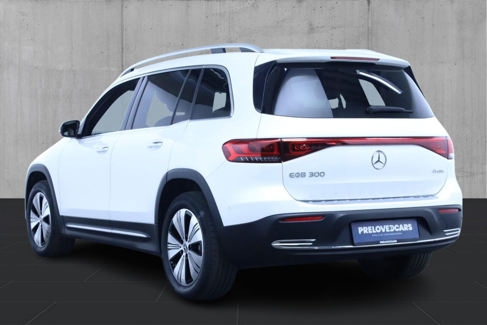 Hvid Mercedes EQB300 fra 2023