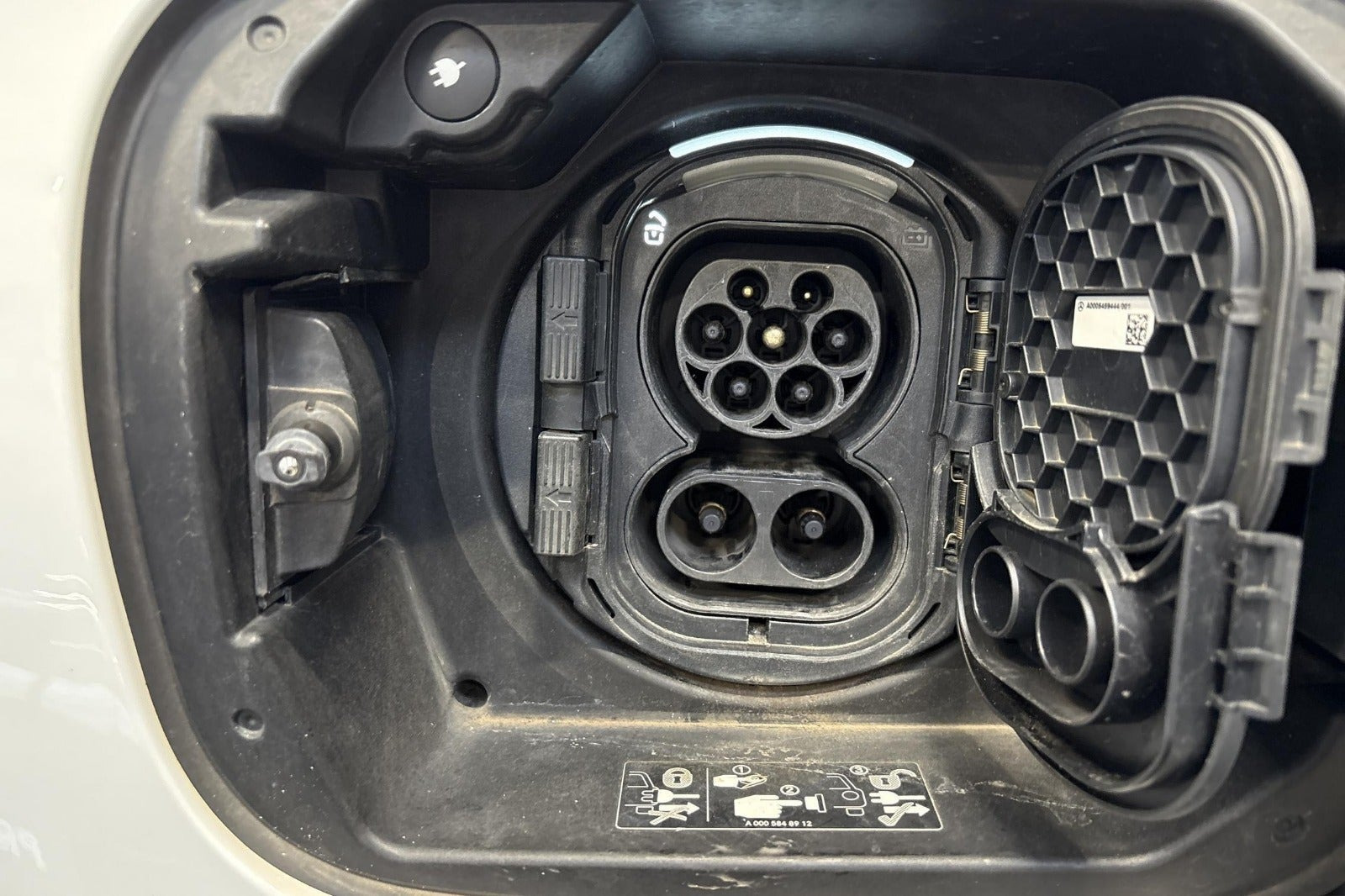 Hvid Mercedes EQB300 fra 2023
