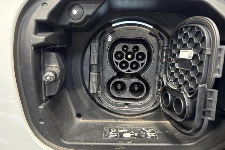 Hvid Mercedes EQB300 fra 2023