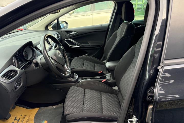 Sort Opel Astra fra 2017