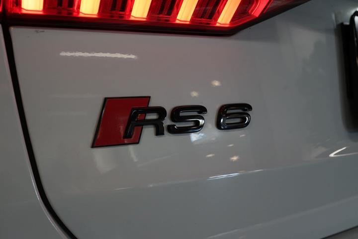 Hvid Audi RS6 fra 2020