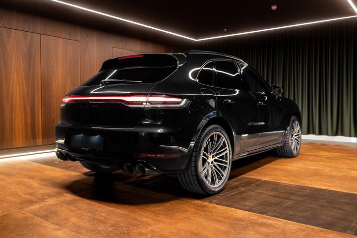 Sort Porsche Macan GTS fra 2020
