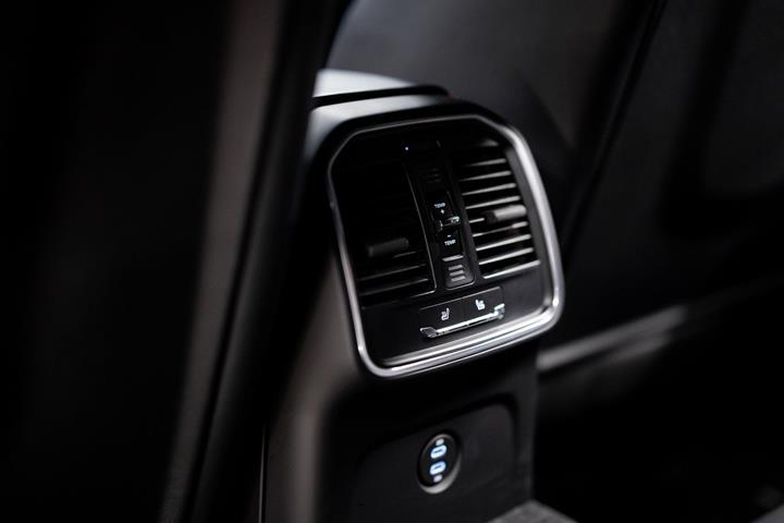 Sort Porsche Macan GTS fra 2020