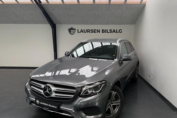 Grå Mercedes GLC220 d fra 2016 set udefra