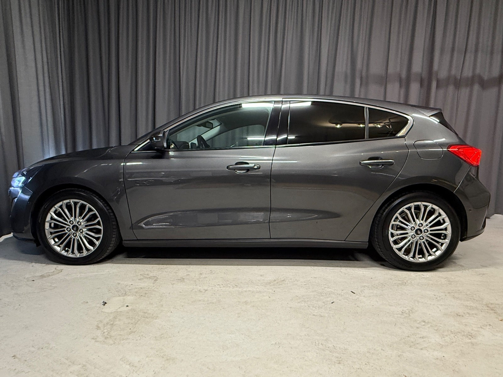 Grå Ford Focus fra 2019
