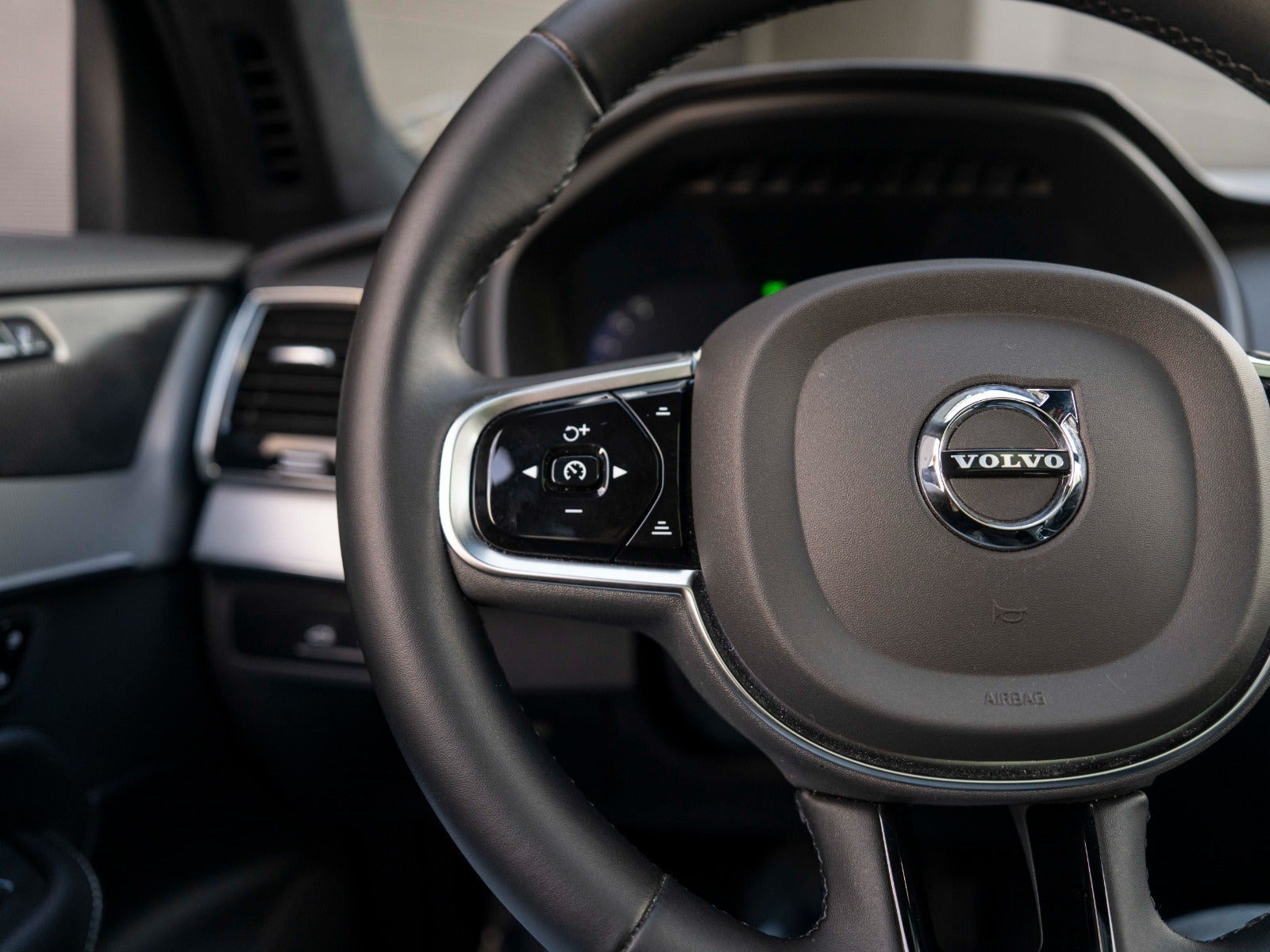 Sort Volvo XC90 fra 2023