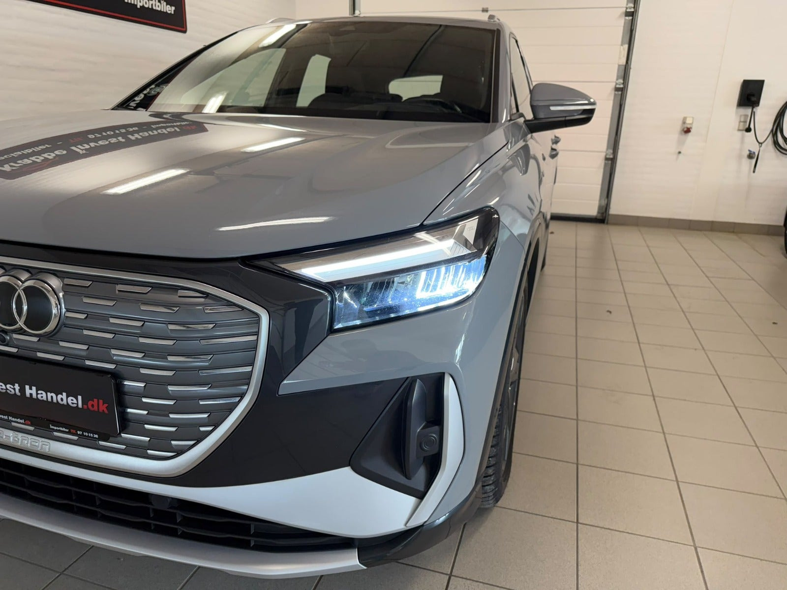 Grå Audi Q4 e-tron fra 2023