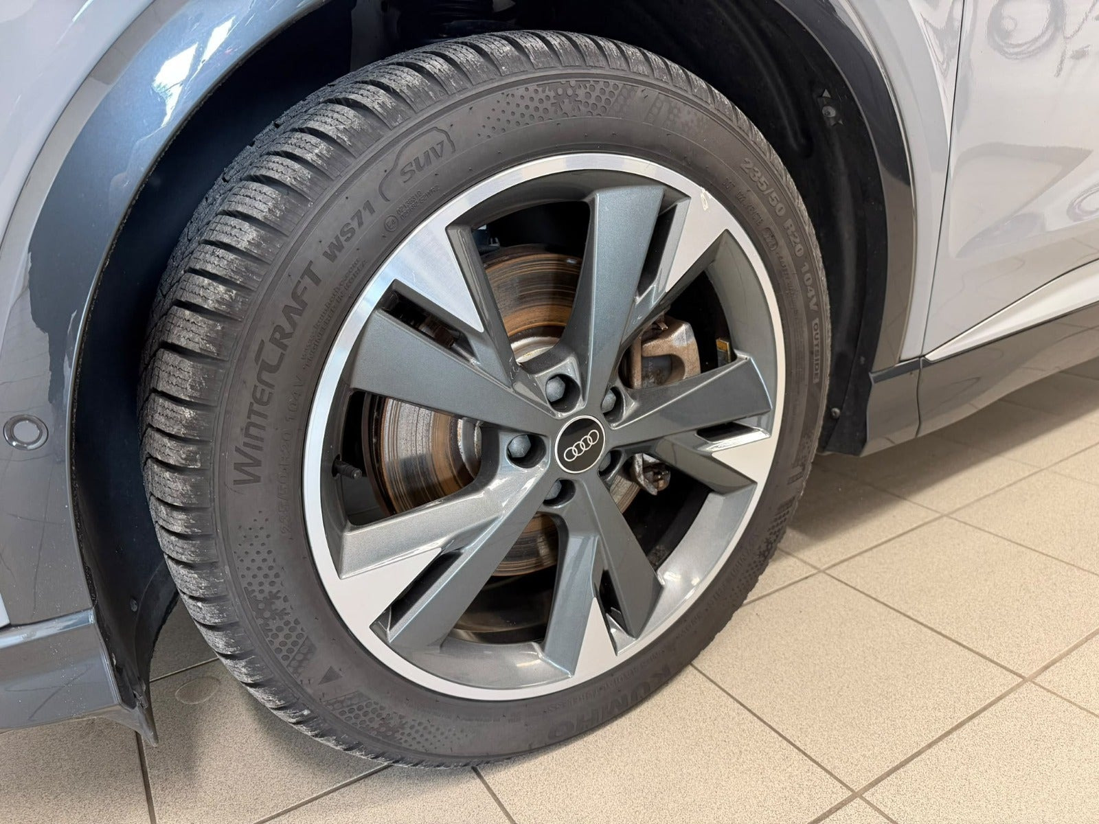 Grå Audi Q4 e-tron fra 2023