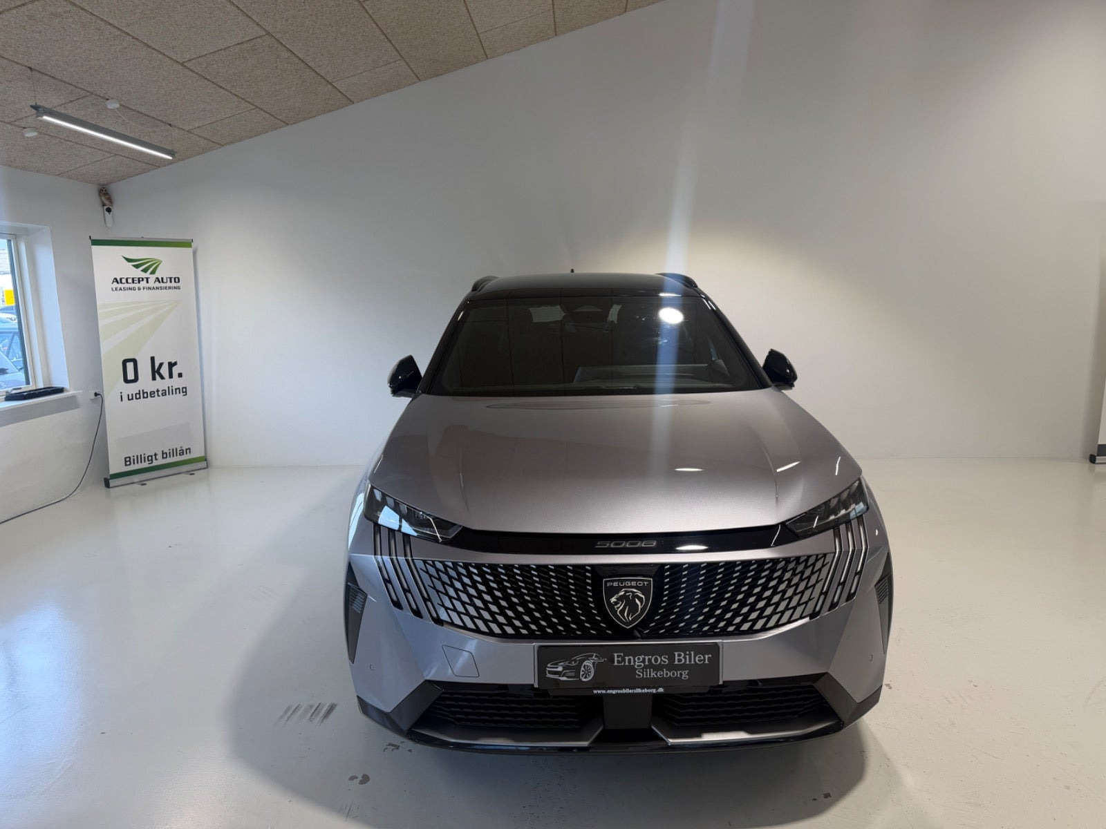 Grå Peugeot e-5008 fra 2025