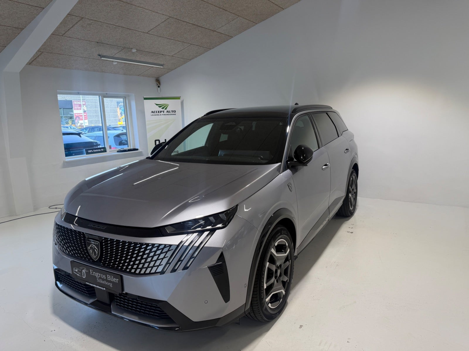 Grå Peugeot e-5008 fra 2025