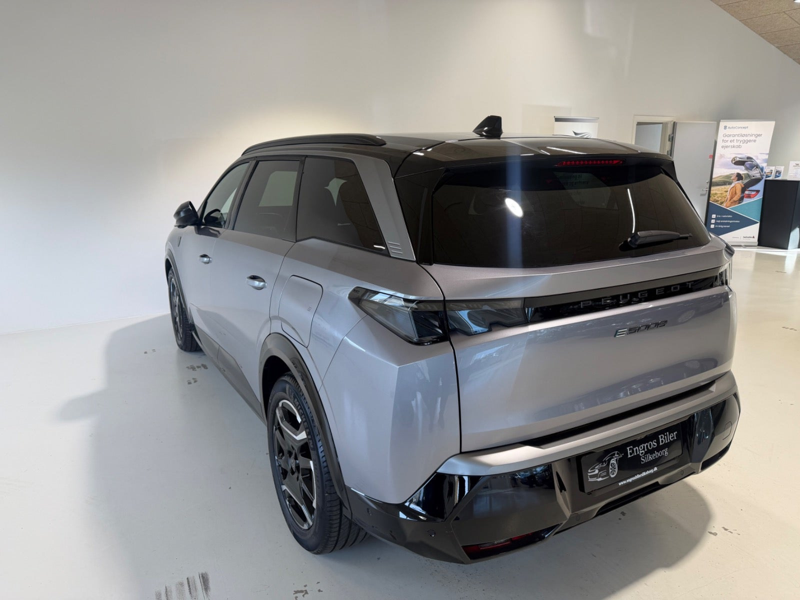 Grå Peugeot e-5008 fra 2025