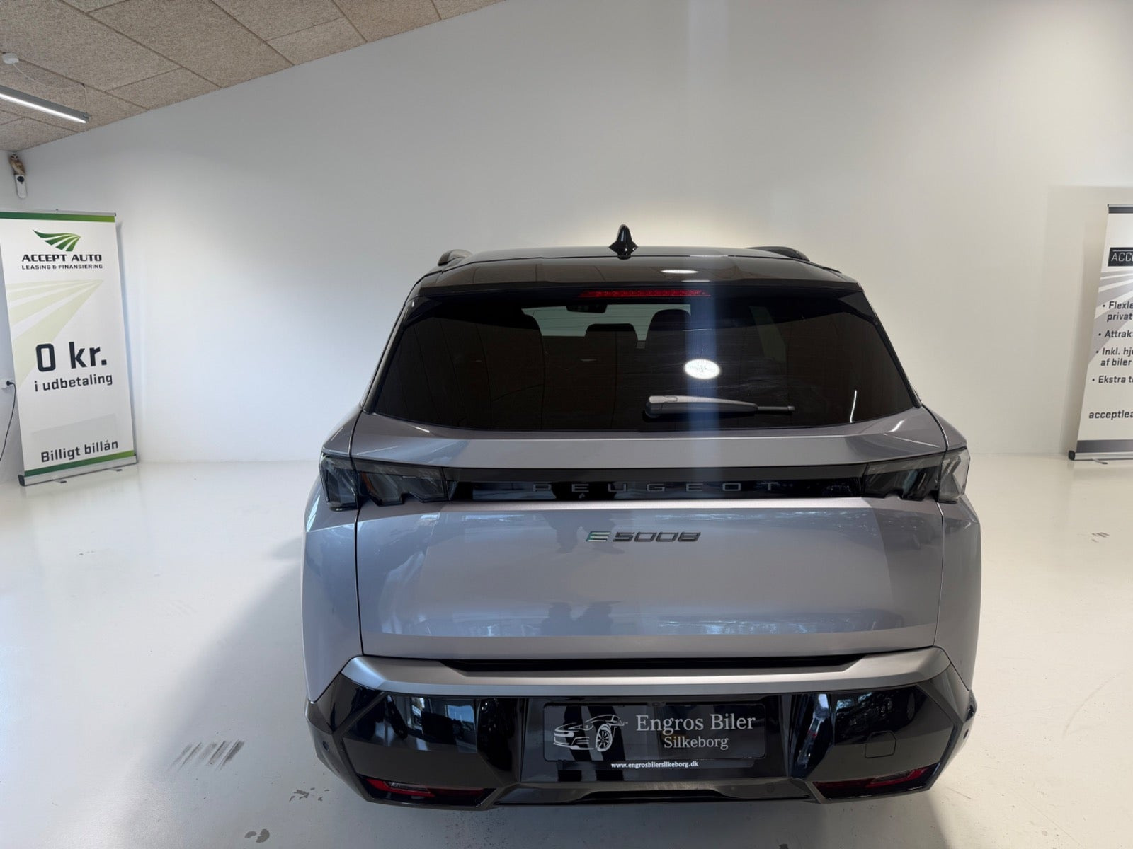 Grå Peugeot e-5008 fra 2025